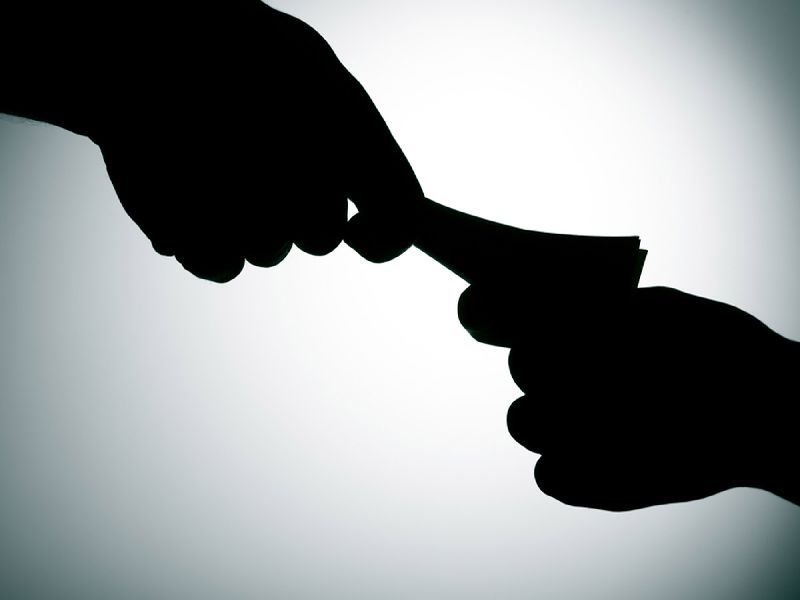 Bank official caught taking bribe from farmer by CBI | शेतकऱ्याकडून लाच घेणारा बँकेचा अधिकारी सीबीआयच्या जाळ्यात