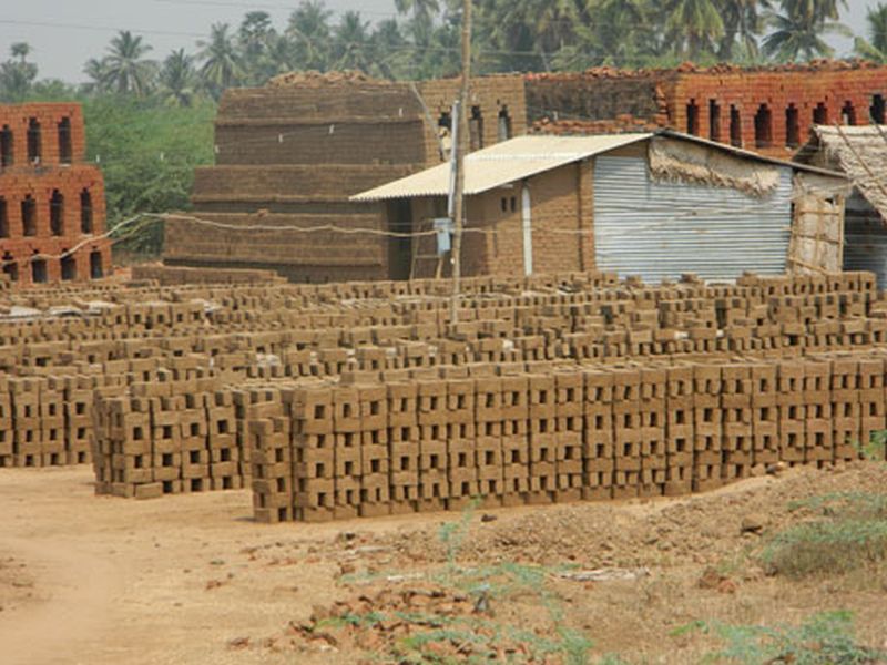 Prevented permission of brick kilns from a year | वर्षभरापासून वीटभट्टीसाठी परवानगी रोखली