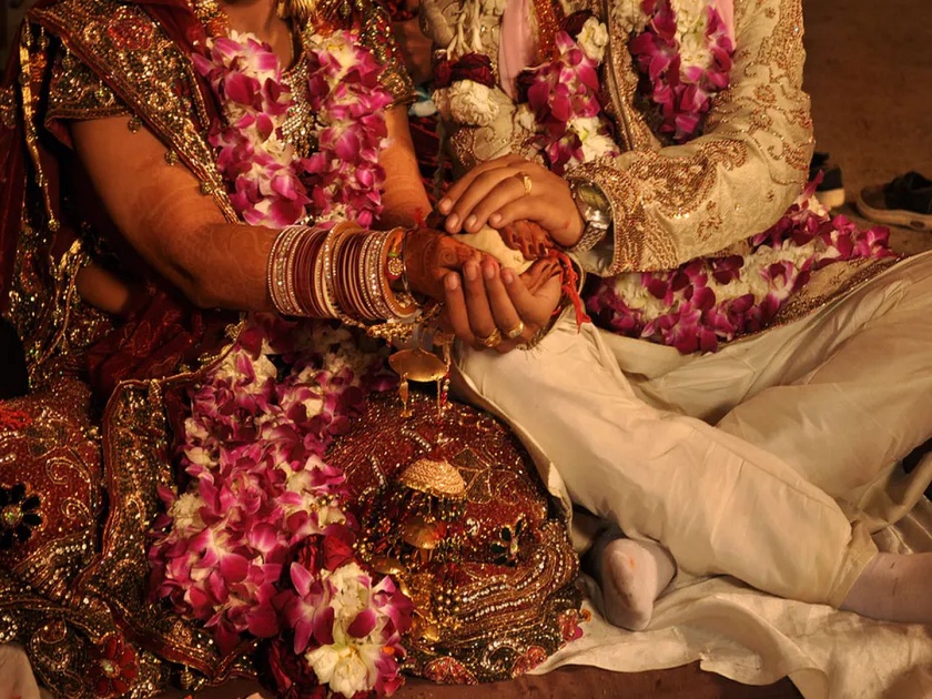 Family changed bride on marriage day in Madhya Pradesh | बोंबला! लग्नाच्या दिवशी बदलली नवरी, नवरदेवाने विचारलं तर म्हणाले, मेकअपने तसं वाटत असेल....