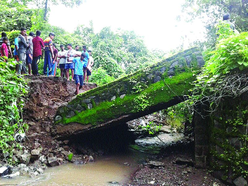 The bridge going to Siddheshwar collapsed | सिद्धेश्वरला जाणारा पूल कोसळला