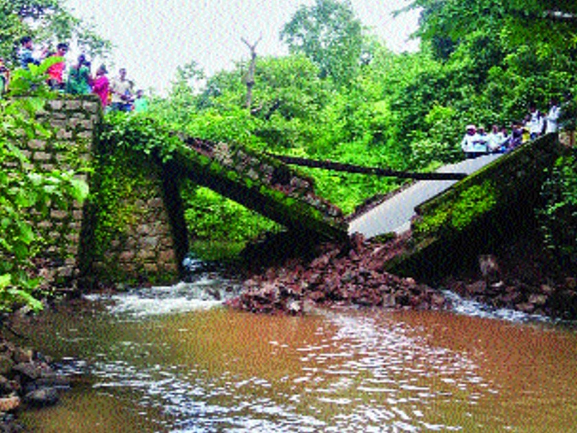 The bridge connecting Dhundalwadi Ambasari collapsed | धुंदलवाडी आंबेसरीला जोडणारा पूल कोसळला