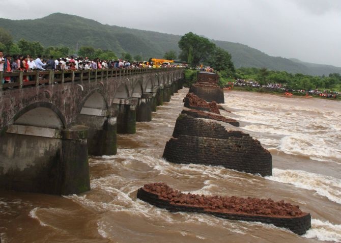 1600 crores loan from Hudco to repair the bridges in the state | राज्यातील पुलांच्या दुरुस्तीसाठी हुडकोकडून १६०० कोटींचे कर्ज
