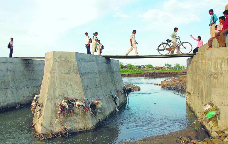 Girl drown away in Pili Nadi: fell from bridge into river | पिवळ्या नदीत वाहून गेली बालिका : पुलावरून पडली नदीत