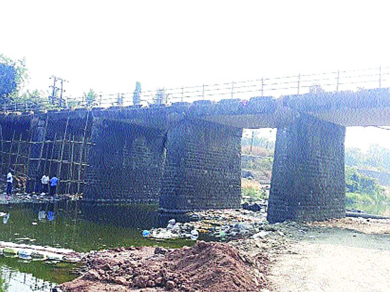 Dangerous Chihely Bridge Repair Work Continues | धोकादायक चिपळे पुलाची डागडुजी सुरू