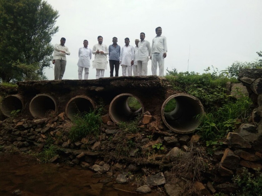 MLA inspected damaged bridge washim | गोहोगाव रस्त्यावरील क्षतिग्रस्त पुलाची आमदारांकडुन पाहणी