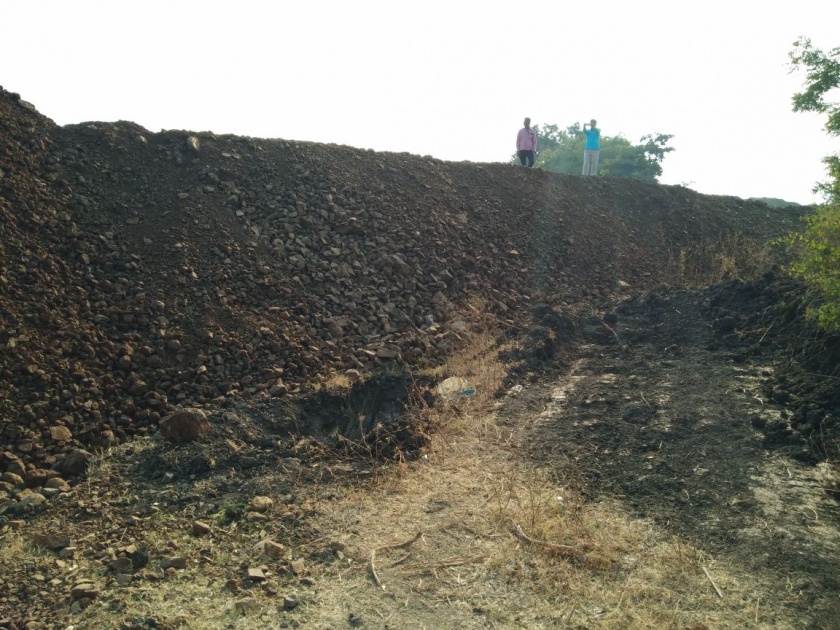 Intentional excavation of sand in Mumbra Bay; Guard of the Armed Forces to avoid potential dangers | मुंब्रा खाडीत रेतीचे मनमानी उत्खनन; संभाव्य धोके टाळण्यासाठी रेल्वेच्या सशस्त्र जवानांचा पहारा 