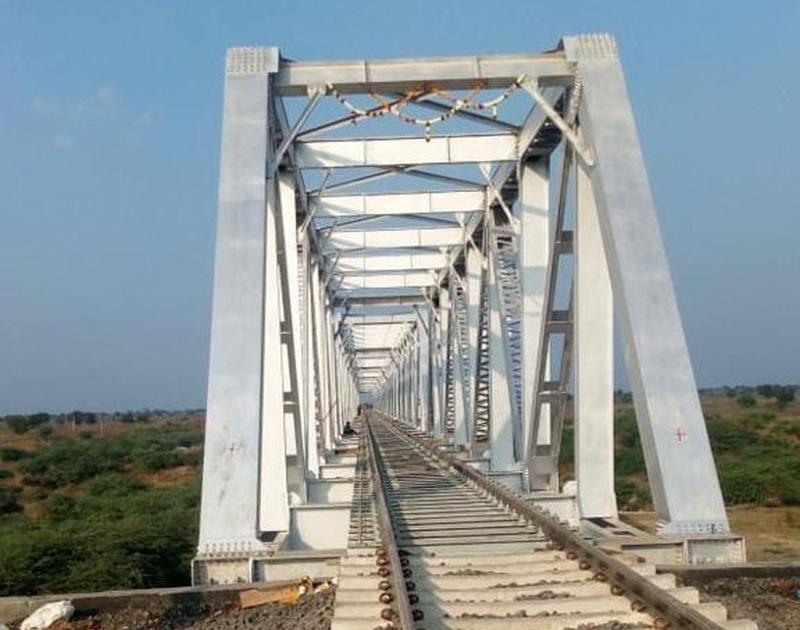2 big, 38 small bridges on Akola-Akot broad gauge railway line | अकोला-अकोट ब्रॉडगेज रेल्वे मार्गावर २ मोठे, ३८ लहान पूल