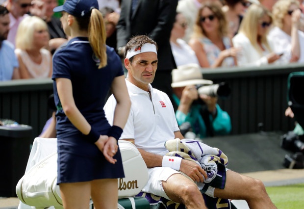 Roger Federer continues to search for water bottles on tennis courts; Finally, this person gave a helping hand | टेनिस कोर्टवर पाण्याची बाटली शोधतच राहीला फेडरर; अखेर 'या' व्यक्तीने दिला मदतीचा हात
