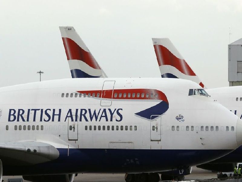 an-indian-family-has alleged that a leading european airline did racial behaviour with them | मुलगा रडत असल्याने भारतीय परिवाराला विमानातून उतरवले