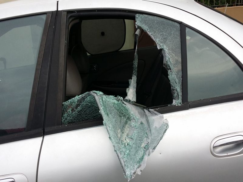 In the group of two groups, the fight is to break the car's glass | मोटारीची काच फोडल्यामुळे सांगवीत दोन गटांत मारामारी