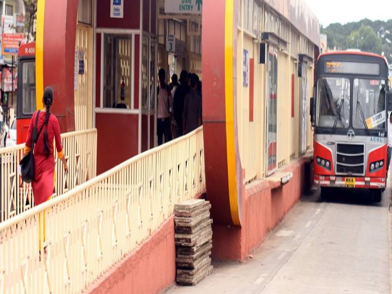 BRT stops insecure: due to lack of cleanliness and bad condition other people entry | ‘बीआरटी’चे थांबे असुरक्षित : अस्वच्छता व अन्य लोकांच्या वावरामुळे दुरावस्था 