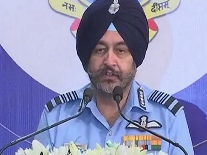 air force chief says indian air force is ready to fight with china pak simultaneously | चीन-पाकशी एकत्र निपटण्यासाठी भारतीय हवाई दल सज्ज- बी. एस. धनोवा