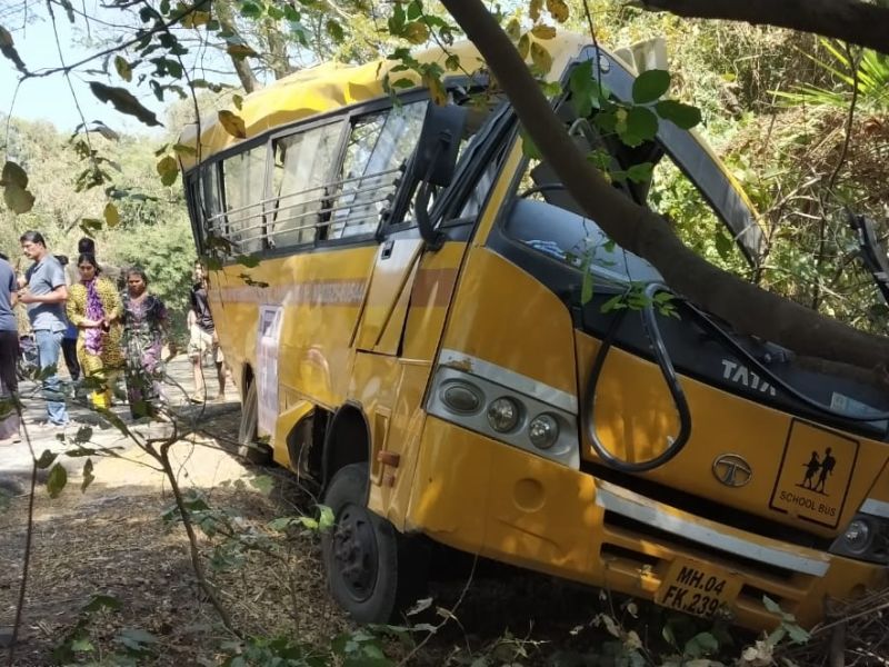 School bus accident, 16 children injured in palghar | पालघरजवळ स्कूलबसला अपघात, 16 मुले जखमी
