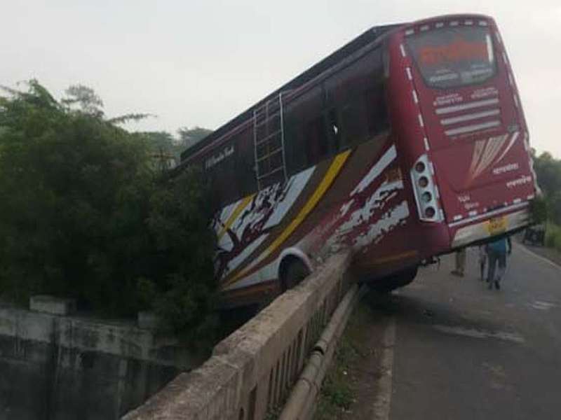 Private bus accident, fortunately rescued 33 passengers in satara | खासगी बसला अपघात, सुदैवाने बचावले 33 प्रवाशी