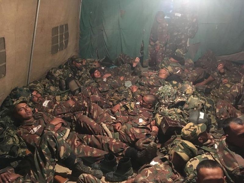 While We Complain About Lack Of Comfort, Here's What Rest Time Looks Like For Our Soldiers | तुमच्या जगण्याला सलाम ! BSF जवानांची 'Rest', इंटरनेटवर फोटो ठरतोय 'बेस्ट'