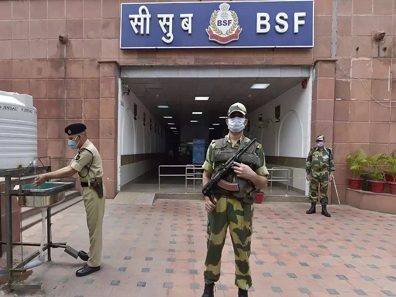 Ministry of Home Affairs has increased power of BSF, action can be taken within 50KM of the state border | गृह मंत्रालयने BSFची पॉवर वाढवली, सीमेच्या 50KM आत जाऊन करता येणार कारवाई