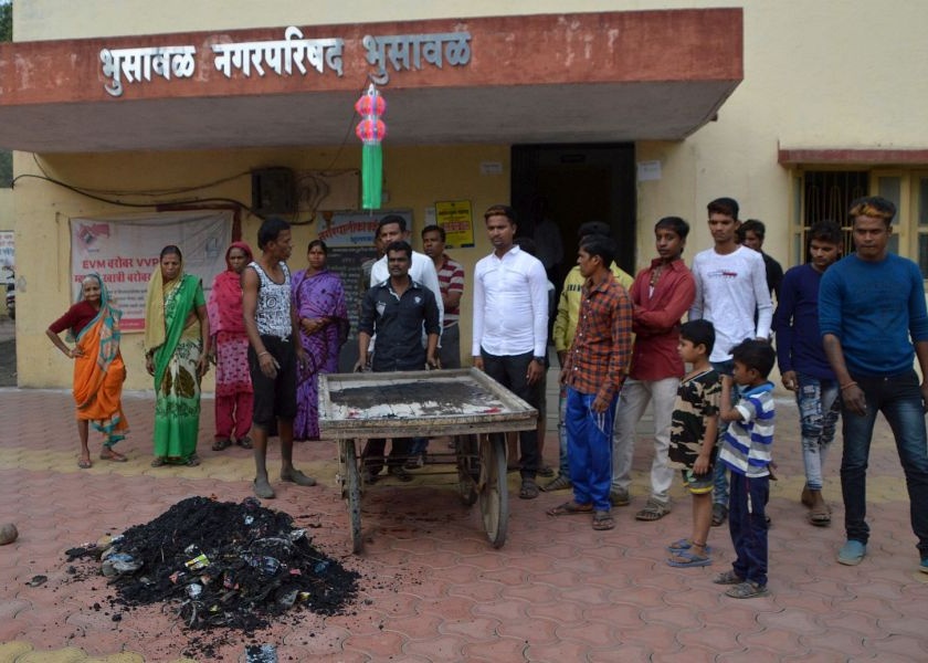 Garbage deposited by citizens before the entrance of Bhusawal Municipal Corporation | भुसावळ पालिकेच्या प्रवेशद्वारासमोर संतप्त नागरिकांनी टाकला कचरा
