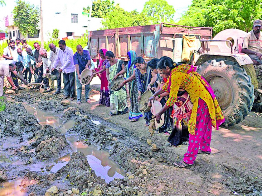 Women and senior citizens moved to repair roads in Bhusawal | भुसावळात रस्ते दुरुस्तीसाठी महिला व जेष्ठ नागरिक सरसावले