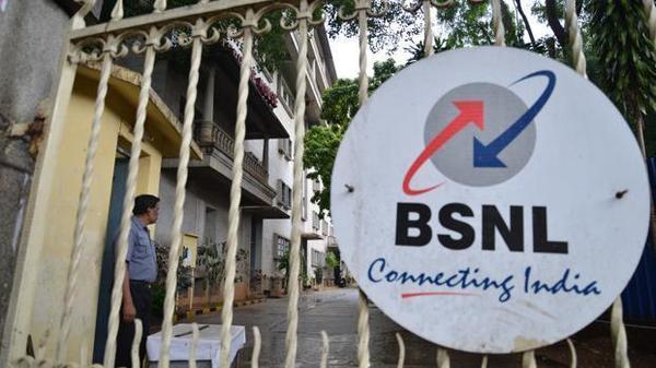  BSNL employees reluctant to volunteer; Demand for early pay of August dues | बीएसएनएल कर्मचाऱ्यांमध्ये स्वेच्छानिवृत्तीवरुन नाराजी; ऑगस्टचे थकीत वेतन लवकर देण्याची मागणी