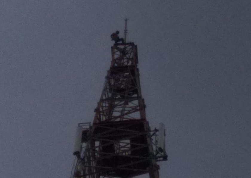 The youth climbed the BSNL tower at Buldhana | बीएसएनएल टॉवरवर चढला युवक 