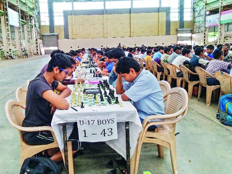 In the inter school Chess championship, Saurabh and Om are in the forefront | आंतरशालेय बुद्धिबळ स्पर्धेत सौरभ, ओम आघाडीवर