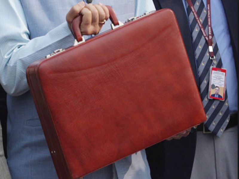 Budget 2019: Why do finance ministers carry a briefcase while presenting a budget? | Budget 2019: ... म्हणून अर्थसंकल्प लाल सूटकेसमधूनच संसदेत आणला जातो!