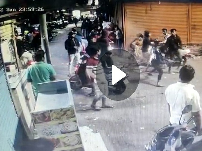 Clash between two groups in Pune's Budhwar Peth; The incident was captured on CCTV | पुण्यातील बुधवार पेठेत दोन गटात तुफान हाणामारी; घटना CCTV मध्ये कैद