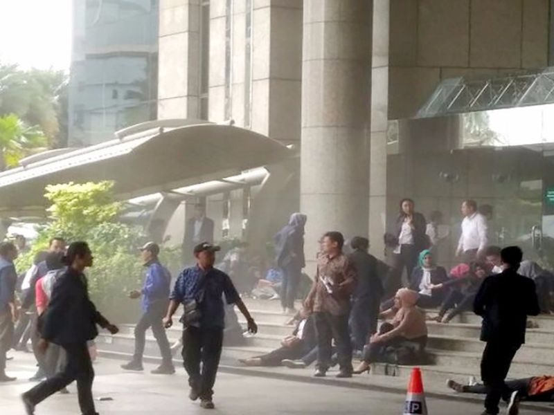 A Floor Collapsed Inside the Jakarta Stock Exchange | इंडोनेशियात स्टॉक एक्सचेंज इमारतीचा पहिला मजला कोसळल्यानं 75 लोक जखमी