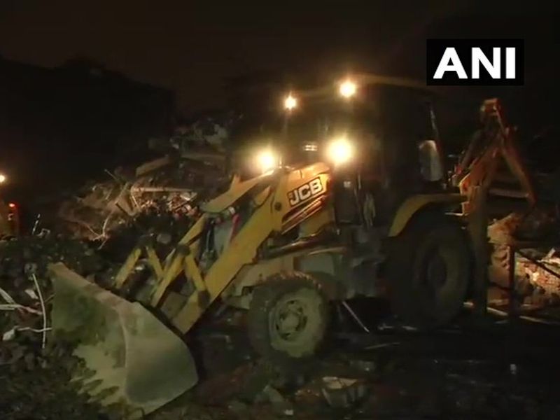 A five-storey building collapsed in Ghaziabad, many were feared trapped under dirt | गाझियाबादमध्ये पाच मजली इमारत कोसळली, अनेक जण ढिगा-याखाली अडकल्याची भीती