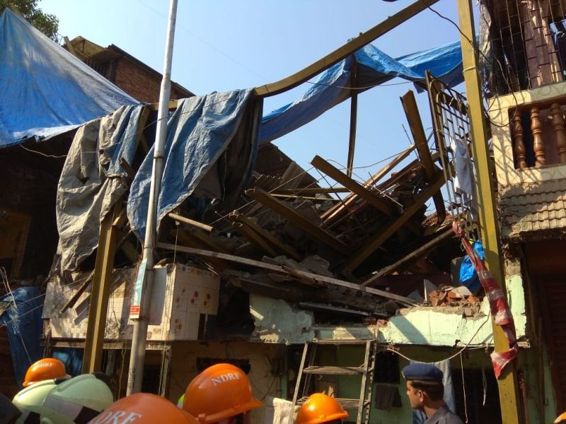 Two people were killed and eight others injured two floor building collapses in Goregaon | गोरेगावात दुमजली इमारत कोसळून एकाचा मृत्यू, सात जण जखमी