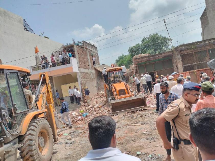 A three storied building collapsed in Jalgaon; A 70-year-old woman was trapped | जळगावात तीन मजली इमारत कोसळली; ७० वर्षांची वृद्ध महिला अडकली