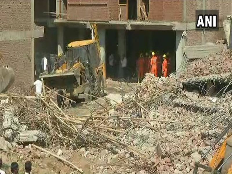 Two buildings collapsed in Greater Noida, many people are feared trapped inside the dug | ग्रेटर नोएडामध्ये दोन इमारती कोसळल्या, 3 जणांचा मृत्यू