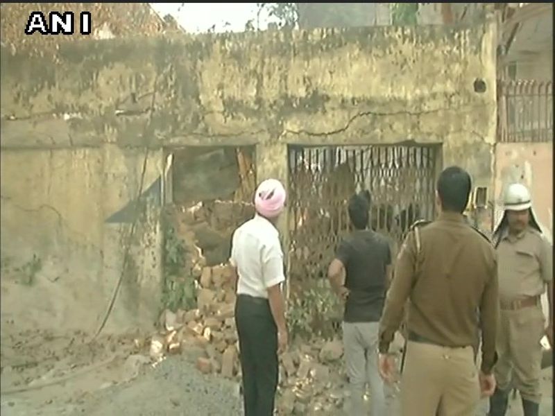 After 60 years of building collapsed in Mumbai, two people died after Mumbai | मुंबईनंतर दिल्लीत 60 वर्ष जुनी इमारत कोसळली, दोन जणांचा मृत्यू