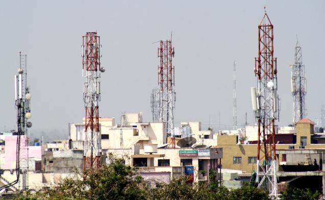 13 Tower Seal of Solapur mobile phone due to 1 crore 28 lakh balances | १ कोटी २८ लाख थकबाकीमुळे सोलापूरातील मोबाईलचे १३ टॉवर सील