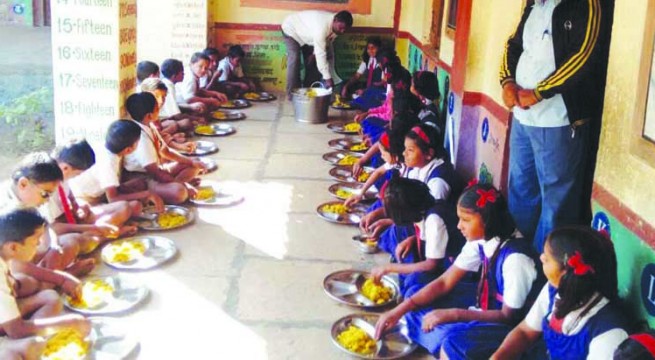 In Buldana district, 971 schools will get meal alsoin the holidays | बुलडाणा जिल्ह्यात ९७१ शाळांमध्ये सुटीतही शिजणार खिचडी