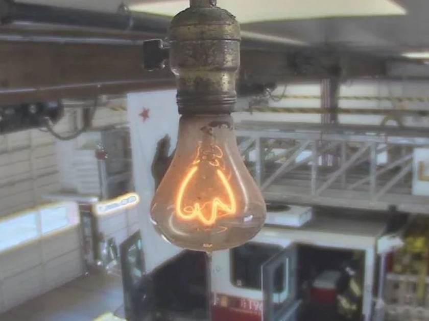 Centennial light bulb has been burning since 1901 | तब्बल ११८ वर्षांपासून सतत पेटत आहे 'हा' बल्ब, गिनीज बुकमध्येही आहे नोंद! 
