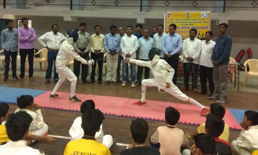 District level school fencing sports competition in Buldhana | बुलडाण्यात रंगल्या जिल्हास्तर शालेय तलवारबाजी क्रीडा स्पर्धा 