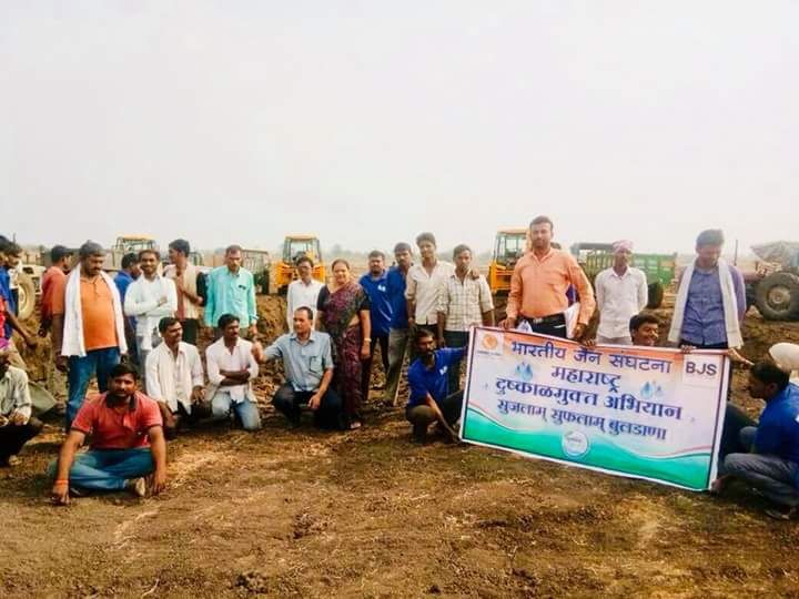 'Sujalam Suffalam Project': In the Buldhana district, 2 lakh cubic feet of mud is removed | 'सुजलाम सुफलाम प्रकल्प' : बुलडाणा जिल्ह्यात २ लाख घनफूट गाळ काढला 