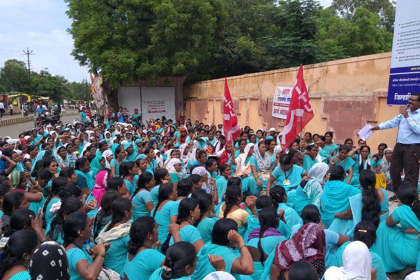 Asha, promoter's agitation in front of the Buldhana collector's office | आशा, गटप्रवर्तक संघटनेचे  जिल्हाधिकारी कार्यालयासमोर धरणे  
