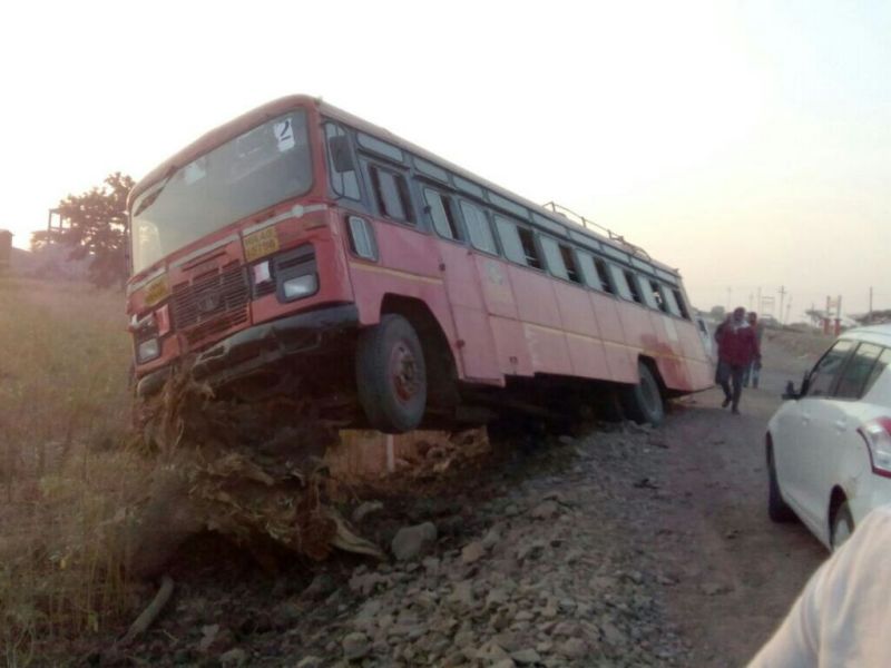 Two killed in three accident in Buldana district; 15 injured | बुलडाणा जिल्ह्यात तीन अपघातामध्ये दोन ठार; १५ जखमी
