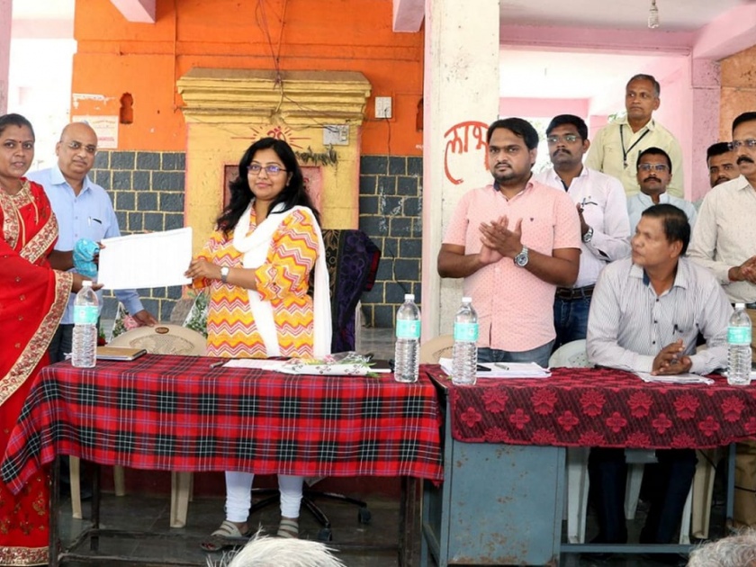 Buldhana district collector has adopted village |  पीककर्ज वाटपासाठी  बुलडाणा जिल्हाधिकाऱ्यांनी चक्क दत्तक घेतले गाव