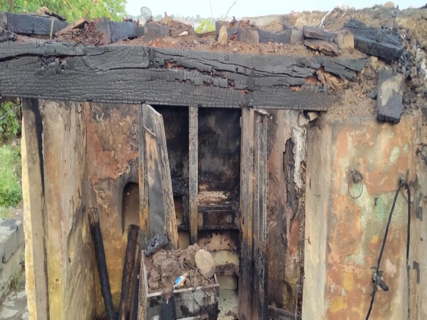 House fire due to gas flare-up Entire house gutted, loss of 10 lakhs | गॅसच्या भडक्याने घराला आग; अख्ख घर जळून खाक, १० लाखांचे नुकसान