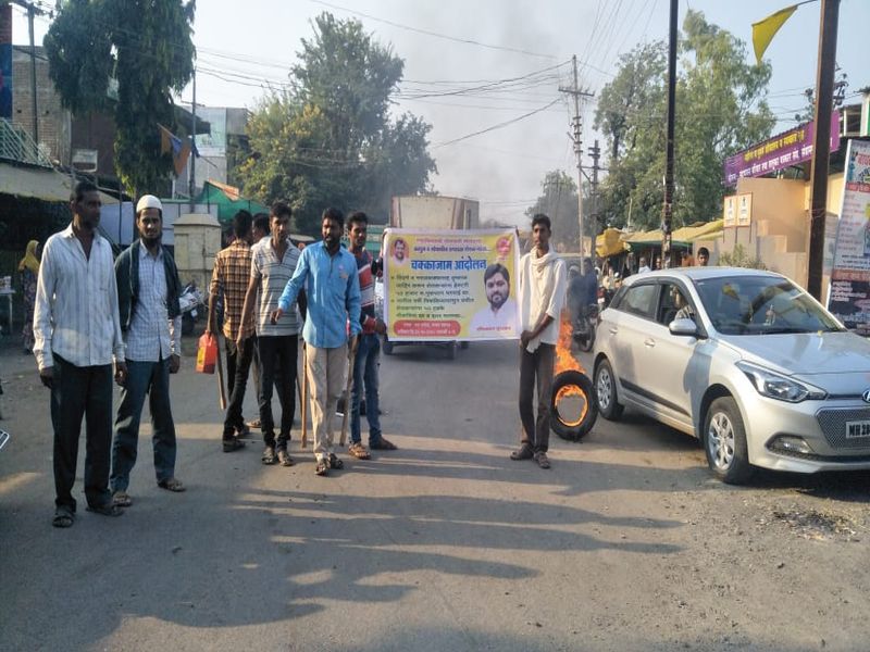 Swabhimani Shetkari Sanghatana agitation in sangrampur | संग्रामपुरमध्ये स्वाभिमानी शेतकरी संघटनेचे चक्काजाम आंदोलन 