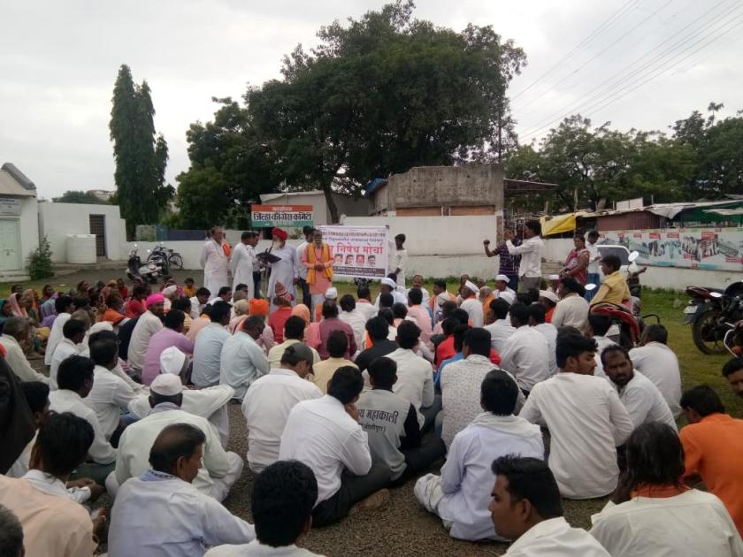 In front of the Buldhana District Collectorate, the protest rally was organized | बुलडाणा जिल्हाधिकारी कार्यालयावर भटक्या विमुक्तांचा निषेध मोर्चा