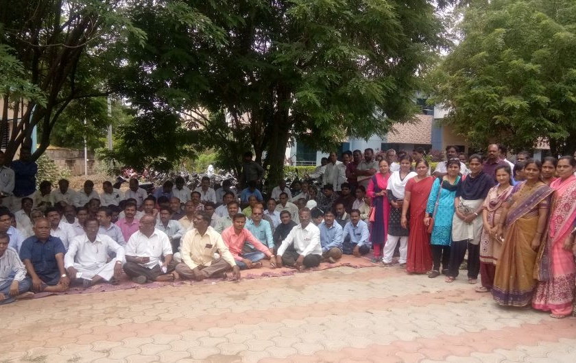 21,000 employees of Buldhana district participate in the strike | बुलडाणा जिल्ह्यातील २१ हजार कर्मचाऱ्यांंचा संपात सहभाग; कामकाज ठप्प
