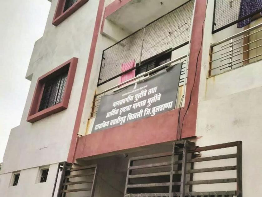 Housekeeper suspended for poisoning girls in hostel; A case has also been filed with the police | वसतिगृहातील मुलींना विषबाधाप्रकरणी गृहपाल निलंबित; पोलिसांतही गुन्हा दाखल