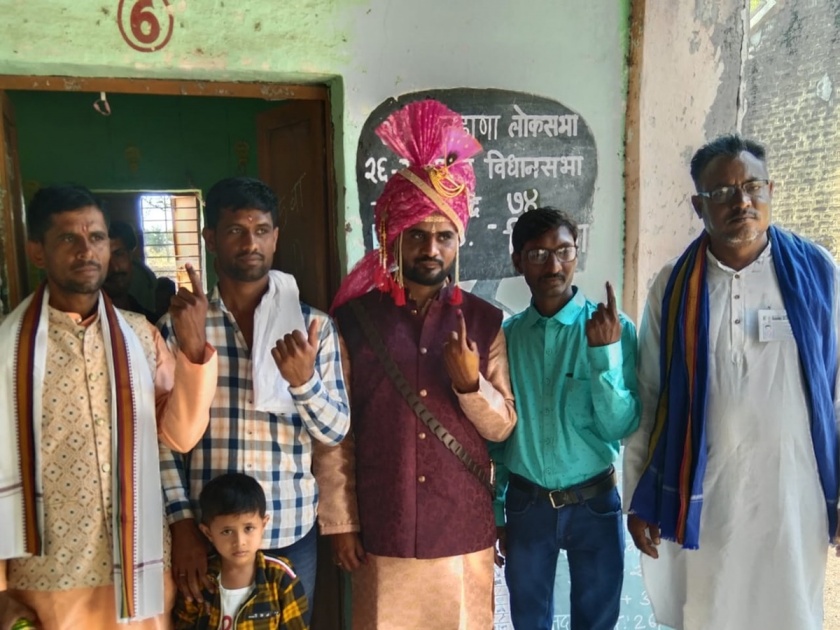 lok sabha election maharashtra voting groom voting in Khamgaon Assembly Constituency before marriage | खामगाव विधानसभा मतदारसंघात नवरदेवांचे मतदान 