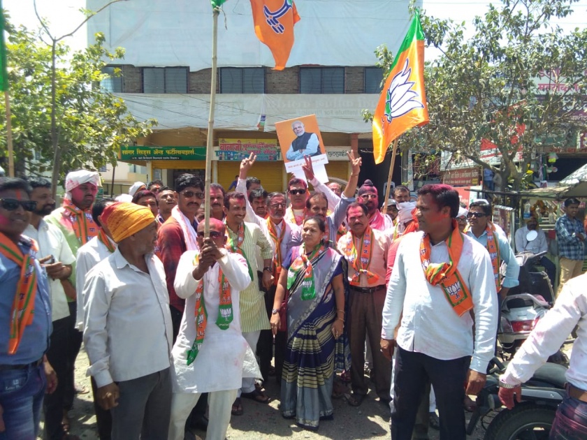 Buldhana Lok Sabha Election 2019 live result & winner: Prataprao jadhav's supporter celebration in Buldhana | बुलडाणा लोकसभा निवडणूक निकाल 2019:   प्रतापरावांचा विजय निश्चित; समर्थकांचा जल्लोष