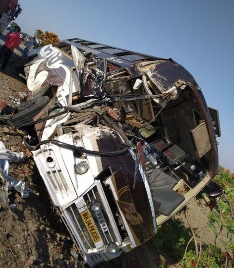 Truck-passenger bus accident on Jalna-Chikhli road; Four serious | जालना-चिखली मार्गावर ट्रक-प्रवासी बसची धडक; चार गंभीर
