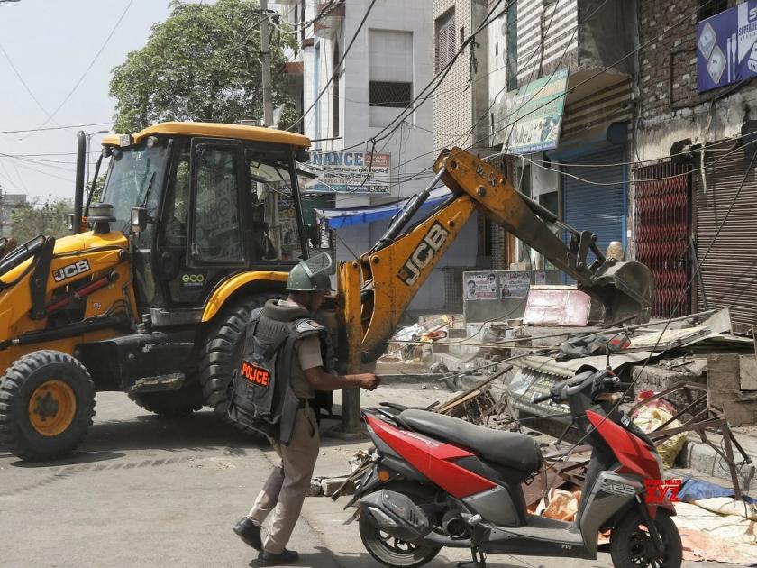 Delhi: Bulldozers reach Mangolpuri after Shaheen Bagh, large police force deployed in the area | Delhi: शाहीन बागनंतर मंगोलपुरीत पोहोचले बुलडोझर, परिसरात पोलिसांचा मोठा फौजफाटा तैनात